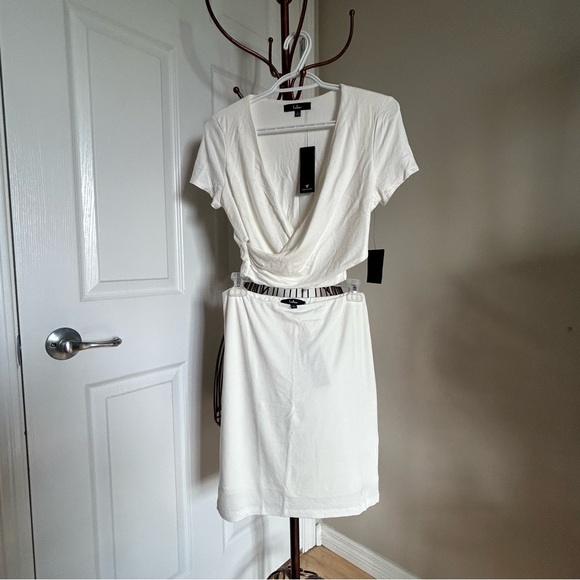 ⭐️ NWT Lulus Two Piece Cropped Surplice Top & Mini Skirt Set ⭐️ - Picture 4 of 13